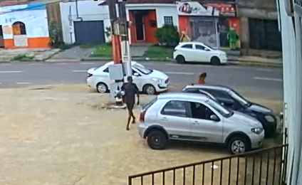 CRIMINALIDADE: Vídeo mostra mulher sendo roubada por bandidos em estacionamento 