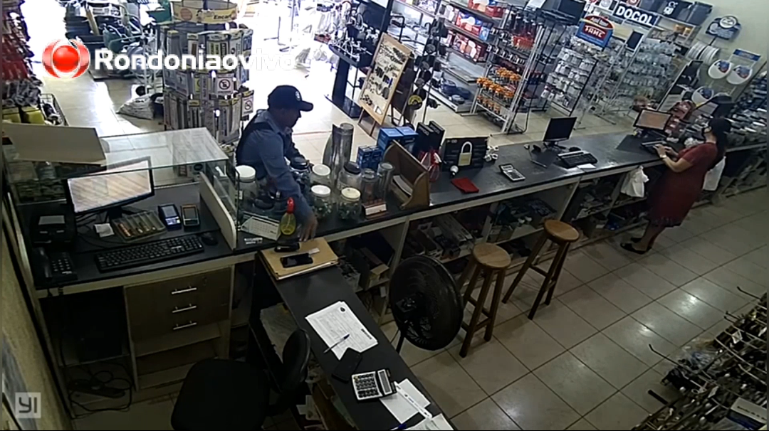 FILMADO: Ladrão é flagrado furtando celular em loja de material para construção 
