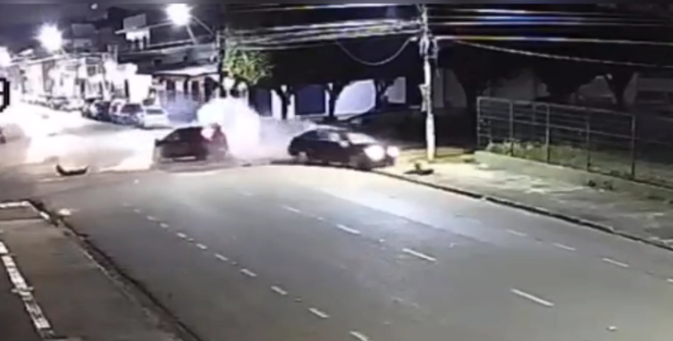 VIOLENTA BATIDA: Vídeo registra grave colisão entre carros em Porto Velho 