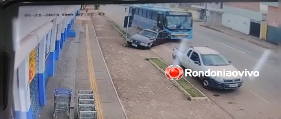 VÍDEO: Carro estacionado é arrastado por ônibus em grave batida na Mamoré 