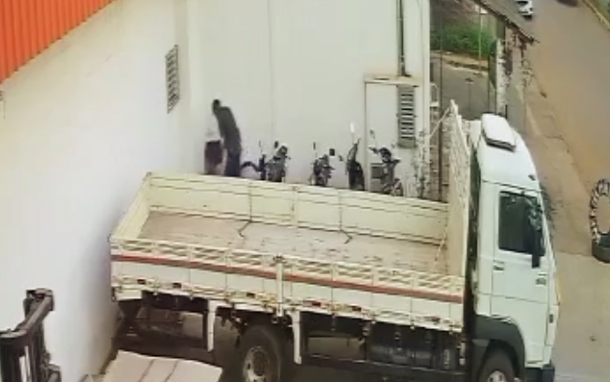 VÍDEO: Ladrão é filmado furtando bicicleta na frente de loja de material de construção