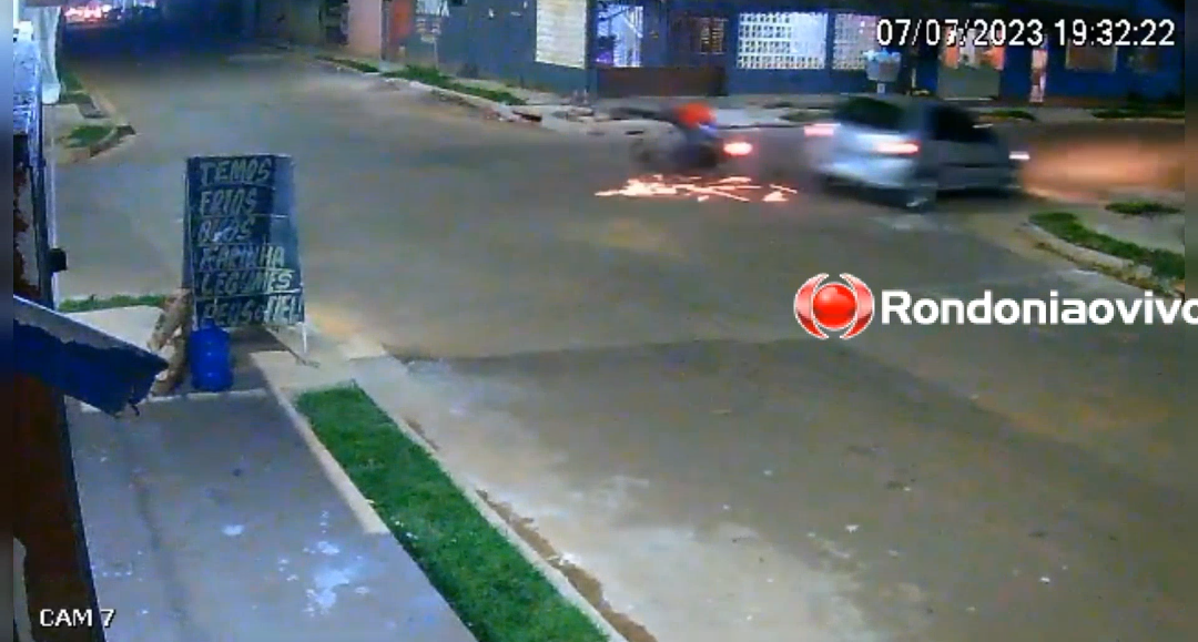 FORTE BATIDA: Vídeo registra grave acidente entre carro e motocicleta 