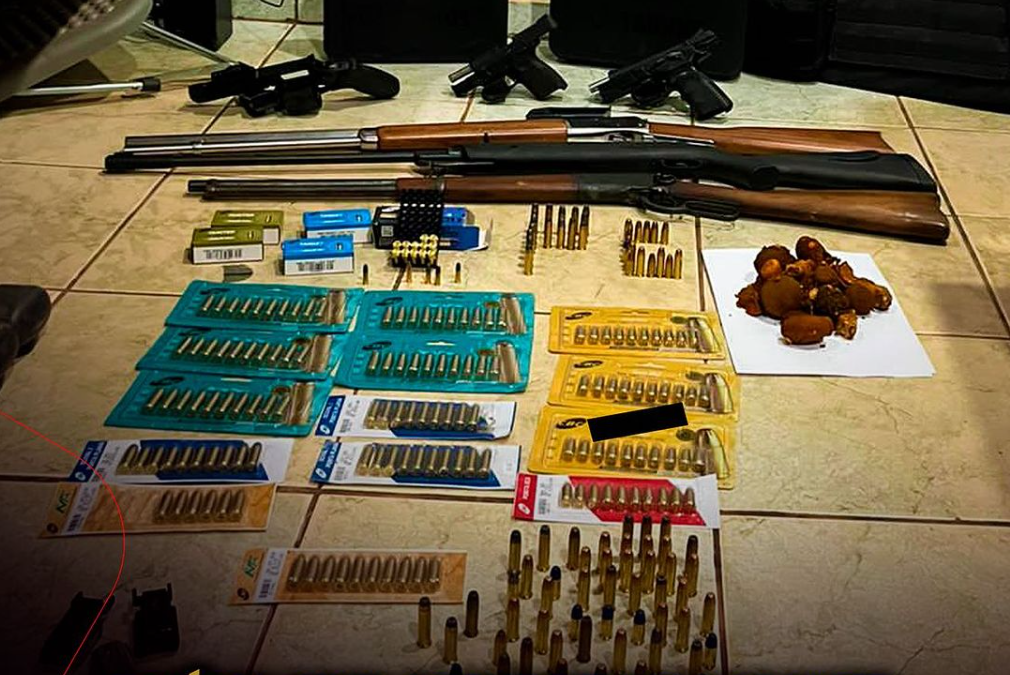 NO FRIGORÍFICO: Funcionário acusado de furto de pedras preciosas é preso com arsenal de armas