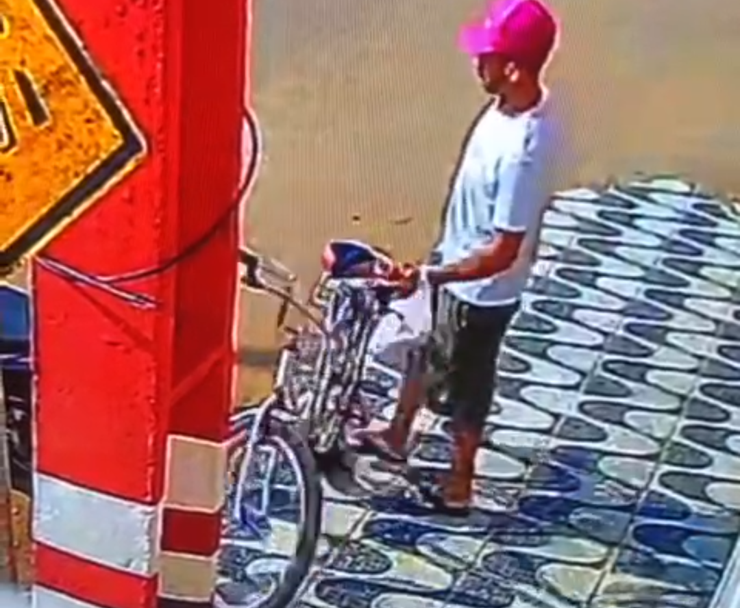 VÍDEO: Ladrão é flagrado furtando bicicleta em frente de comércio 