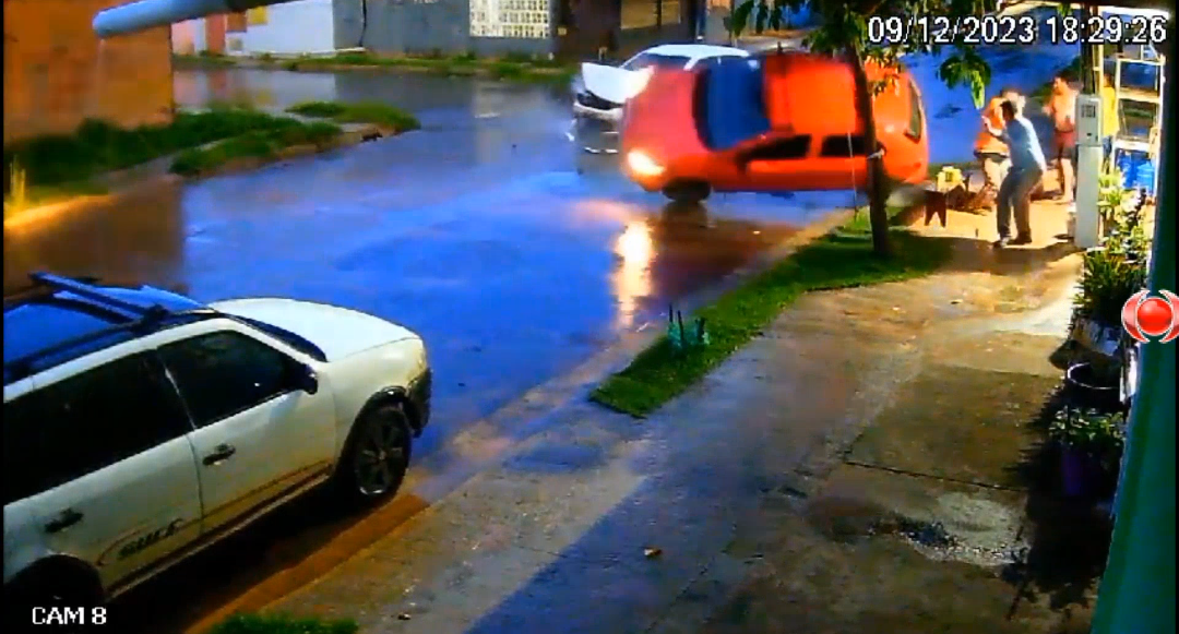 FORTE BATIDA: Vídeo mostra grave acidente com capotamento de Gol no bairro Igarapé 