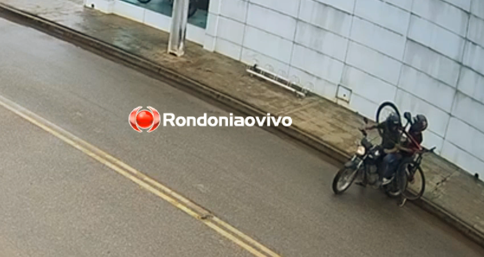 VÍDEO: Criminosos cortam cadeado e levam bicicleta na garupa de motocicleta 