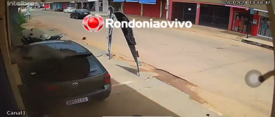 VÍDEO: Motorista invade calçada de loja e atinge violentamente moto