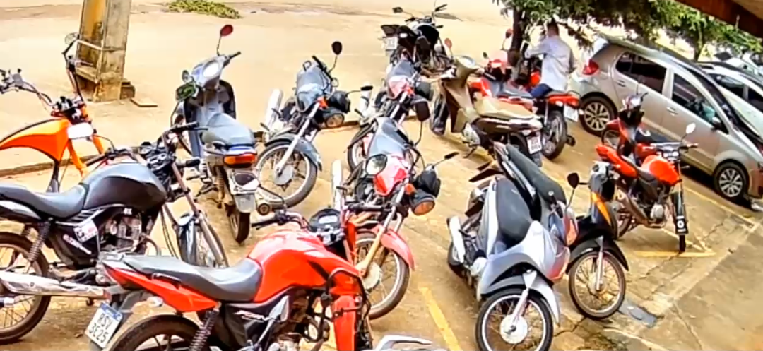 VÍDEO: Criminoso furta motocicleta na rua da Beira e foge sem capacete 