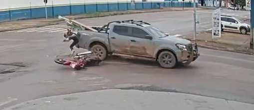 IMPRUDÊNCIA: Vídeo mostra acidente entre motocicleta e caminhonete na Calama