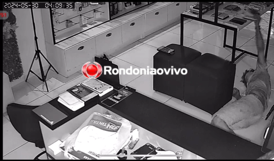 VÍDEO: Criminoso faz buraco na parede e furta vários iPhones em loja 