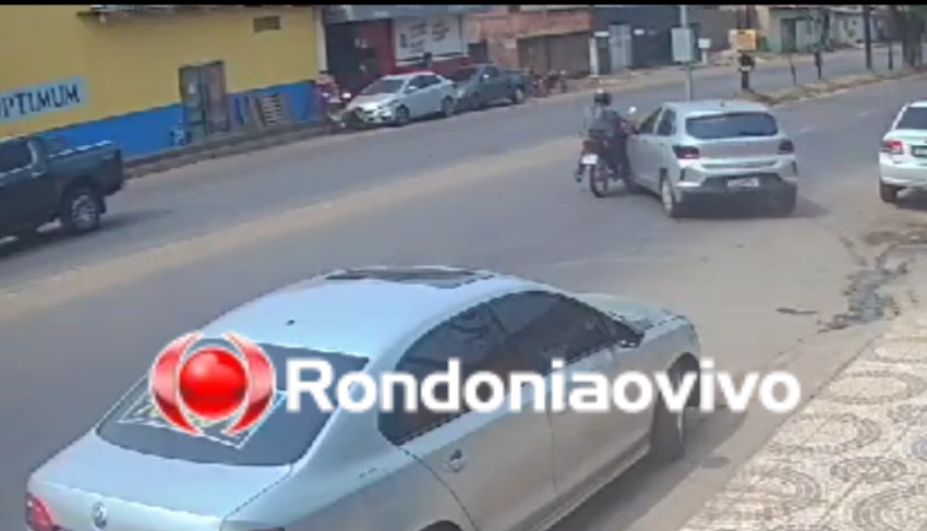 MOTOCICLISTA FERIDO: Vídeo mostra mulher saindo de estacionamento e causando acidente 