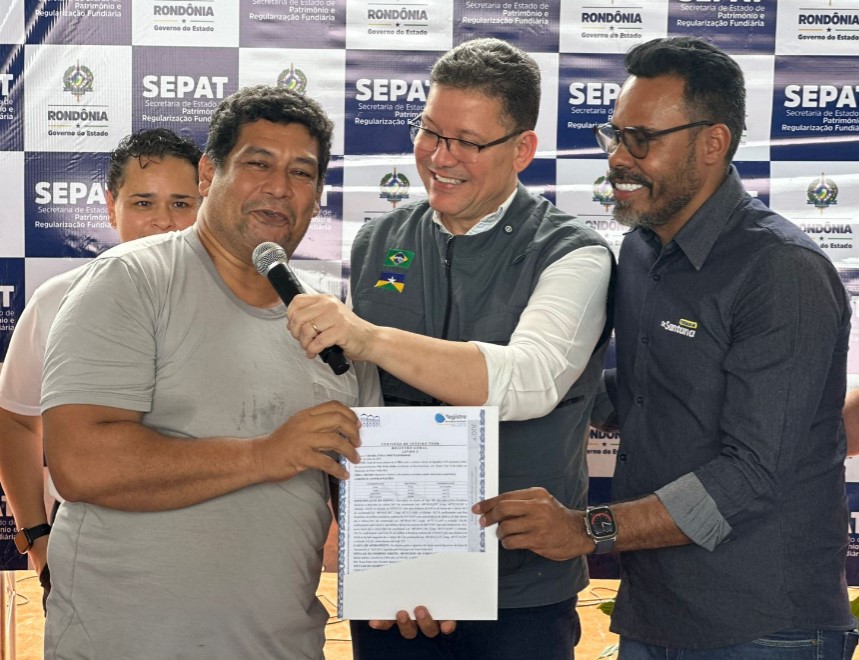 DR. SANTANA: Vereador participa de solenidade histórica de entrega de títulos de propriedade