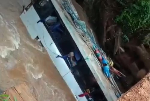 PERIGO: Ônibus com trabalhadores que seguiam para rodeio cai de ponte em rio