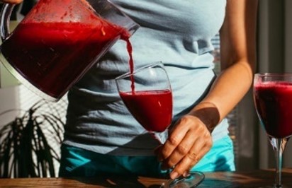 SUCO ROSA: Conheça os benefícios e como consumir a bebida