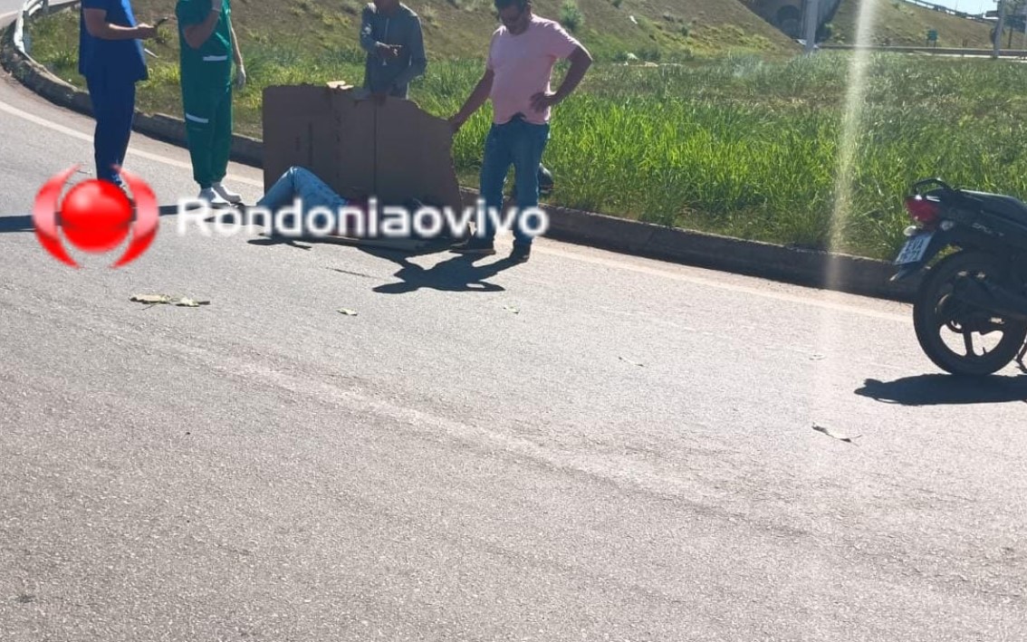 URGENTE: Moto app e passageira sofrem acidente após óleo ser derramado no viaduto