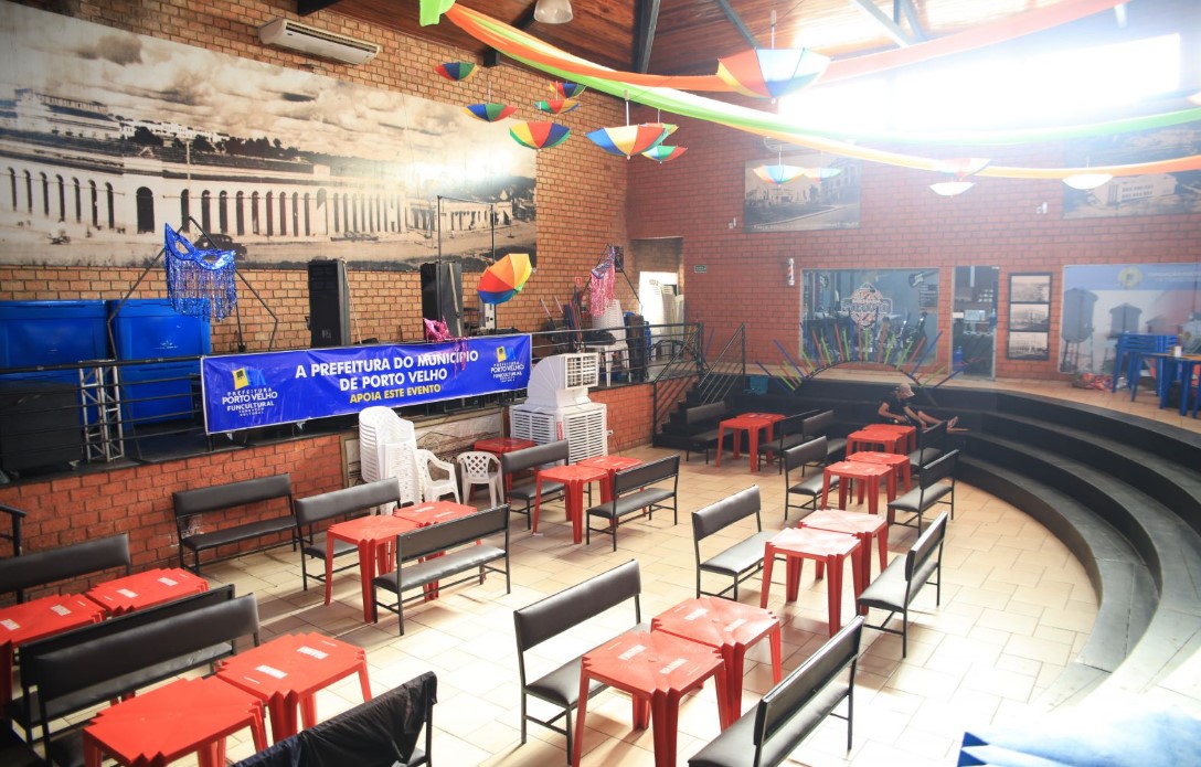 BERA FOLIA: Montagem do Baile Municipal marca os preparativos para a abertura do evento