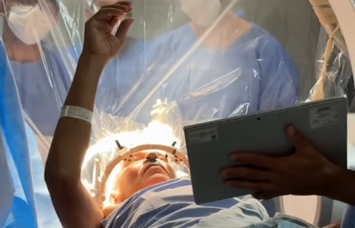 EM RONDÔNIA: Paciente com Parkinson volta a mover as mãos durante cirurgia após 14 anos