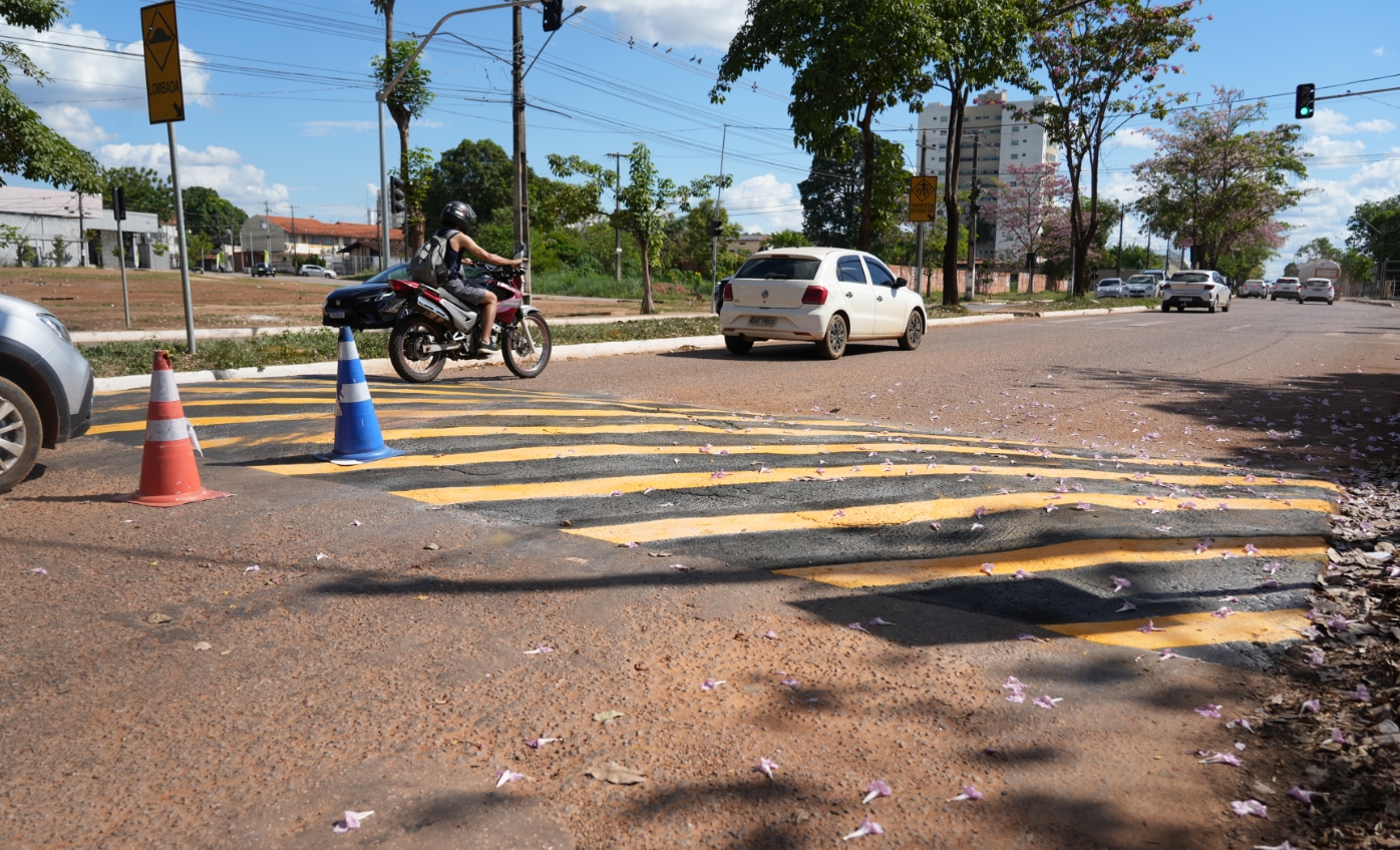 TRÂNSITO: Prefeitura inicia nova sinalização de lombadas para ampliar a segurança