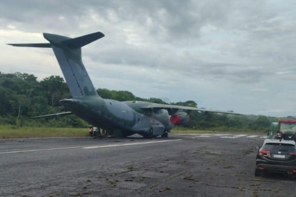 DURANTE MANOBRA: Avião da Força Aérea Brasileira afunda no asfalto em pista de pouso