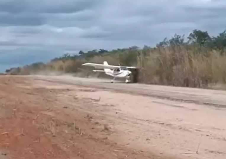 SUSTO: Avião monomotor faz pouso forçado no interior do Ceará