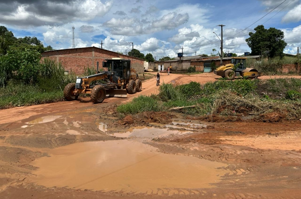 EDIMILSON DOURADO: Serviços de limpeza e tapa-buracos são iniciados na Rua Lisboa após solicitação