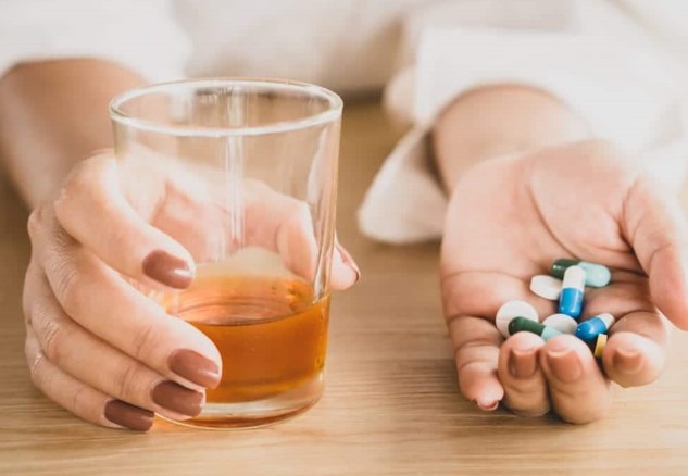 COMBINAÇÃO ERRADA: Esse é o motivo de não poder misturar remédios com álcool