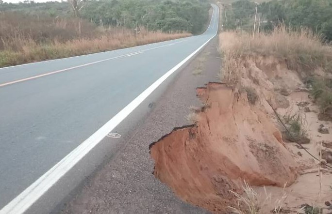 AMEAÇA NA RODOVIA: Erosão causa cratera na BR-364 entre Vilhena e Pimenta Bueno