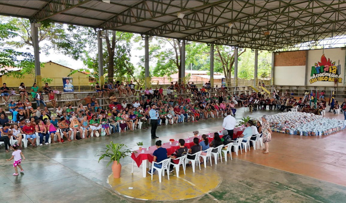 ALEX REDANO: Deputado acompanha entrega cestas básicas e kits de higiene na Zona Leste