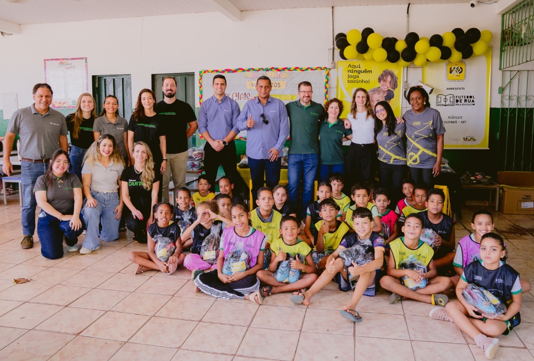 SICREDI: Projeto beneficia crianças e adolescentes em Cuiabá com kits esportivos