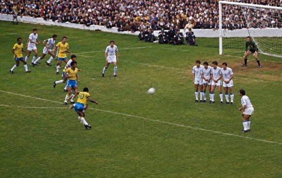 TRIVELA ABSURDA: O incrível gol marcado por Garrincha contra a Bulgária na Copa de 1966