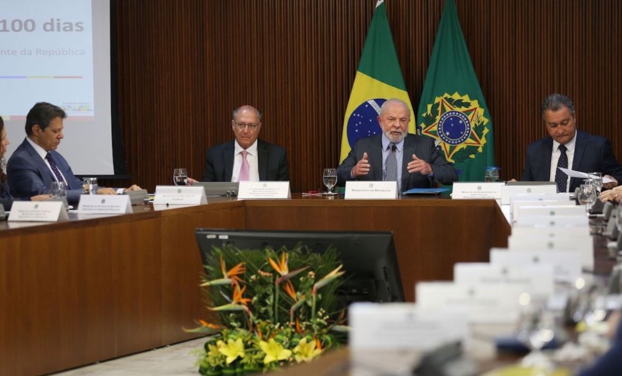 REUNIÃO: Lula cobra unidade em anúncios de programas e plano de passagens a R$ 200