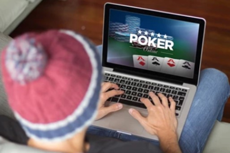 Tudo para um jogo de pôquer online de sucesso com fichas e cartas e laptop