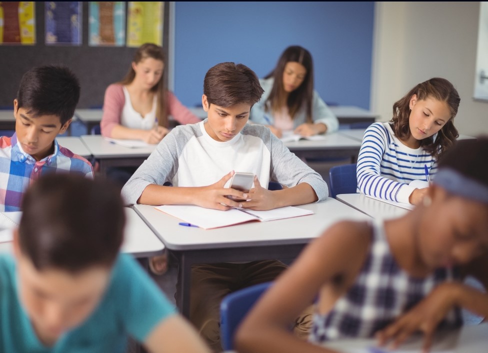 ATENÇÃO: Seis em cada 10 escolas têm regras para uso do celular pelos alunos