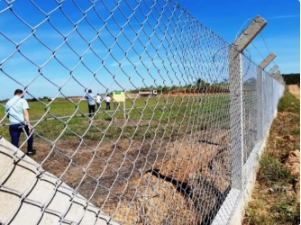 JI-PARANÁ: Motorista bate em portão de hangar no aeroporto e foge em alta velocidade