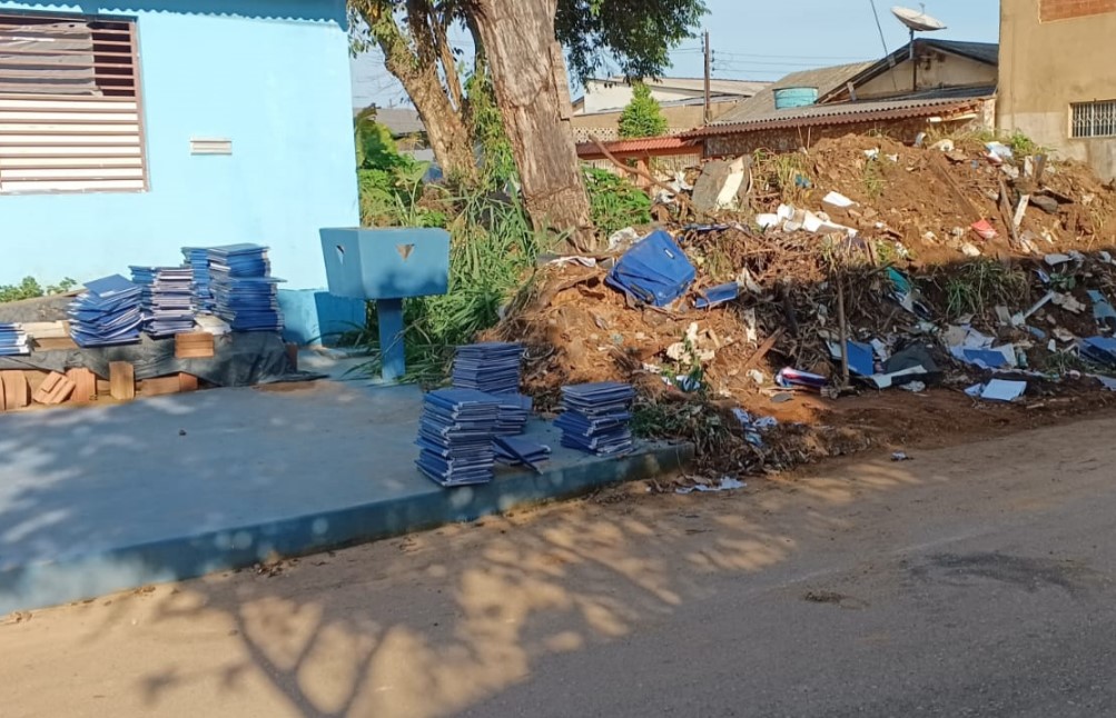 MAL FEITO! Solução da FATEC foi mandar trator aterrar TCCs jogados em terreno baldio 