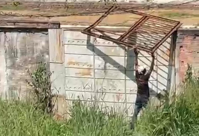 NINGUÉM FAZ NADA: Usuários de droga furtam tudo que está ao alcance no centro antigo