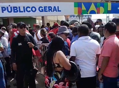 VISITA: Público chega no Teatro para aguardar o presidente Lula
