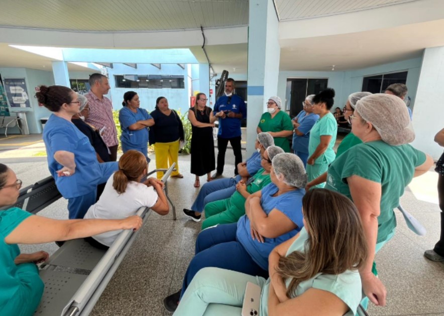 ELLIS REGINA: Vereadora visita unidades de saúde para mobilizar a categoria para o debate