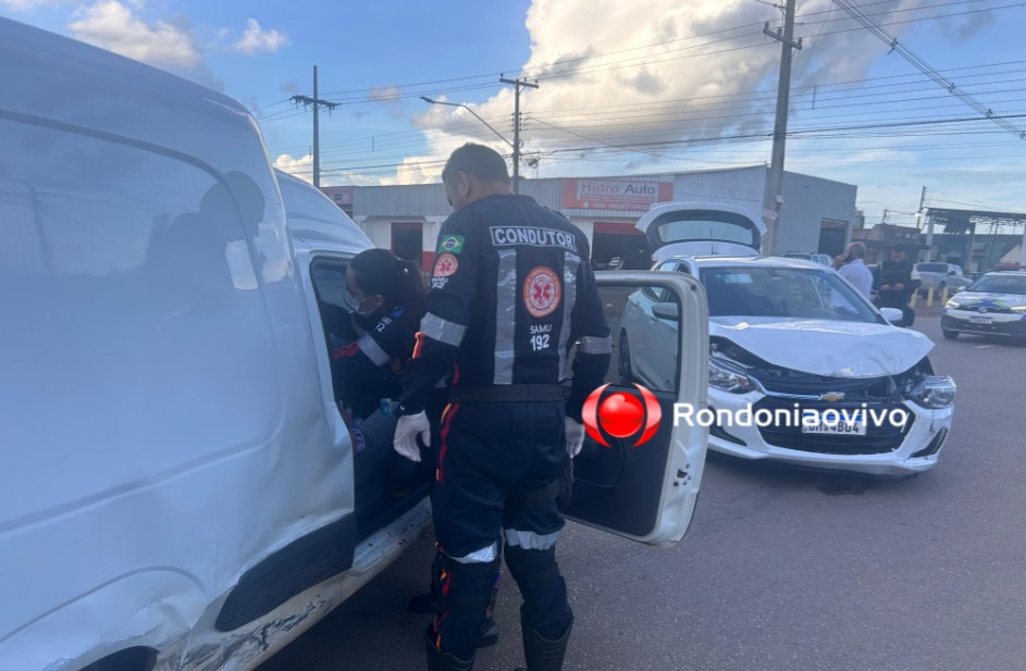 VÍDEO: Homem fica ferido após forte batida entre carros