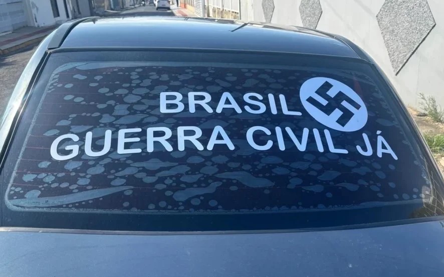 INAFIANÇÁVEL: Homem é preso por apologia ao nazismo após circular com suástica
