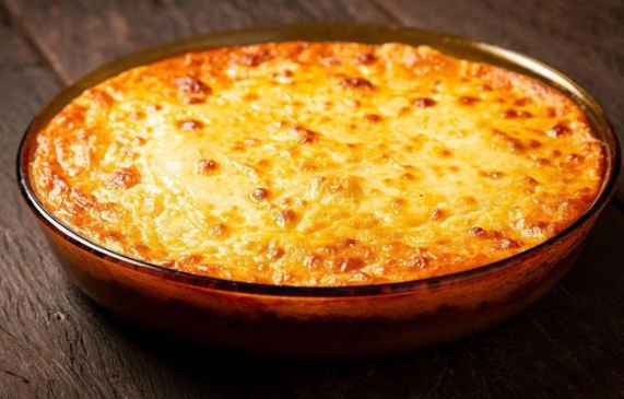 CHEIA DE SABOR: Batata recheada na travessa numa receita cremosa que rende muito