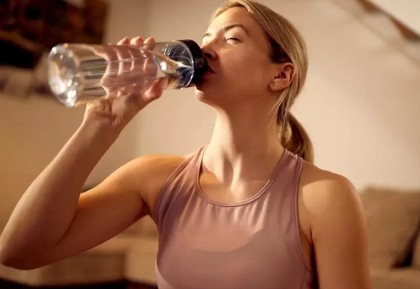 METABOLISMO: Beber água ao acordar de estômago vazio faz isso com o seu corpo