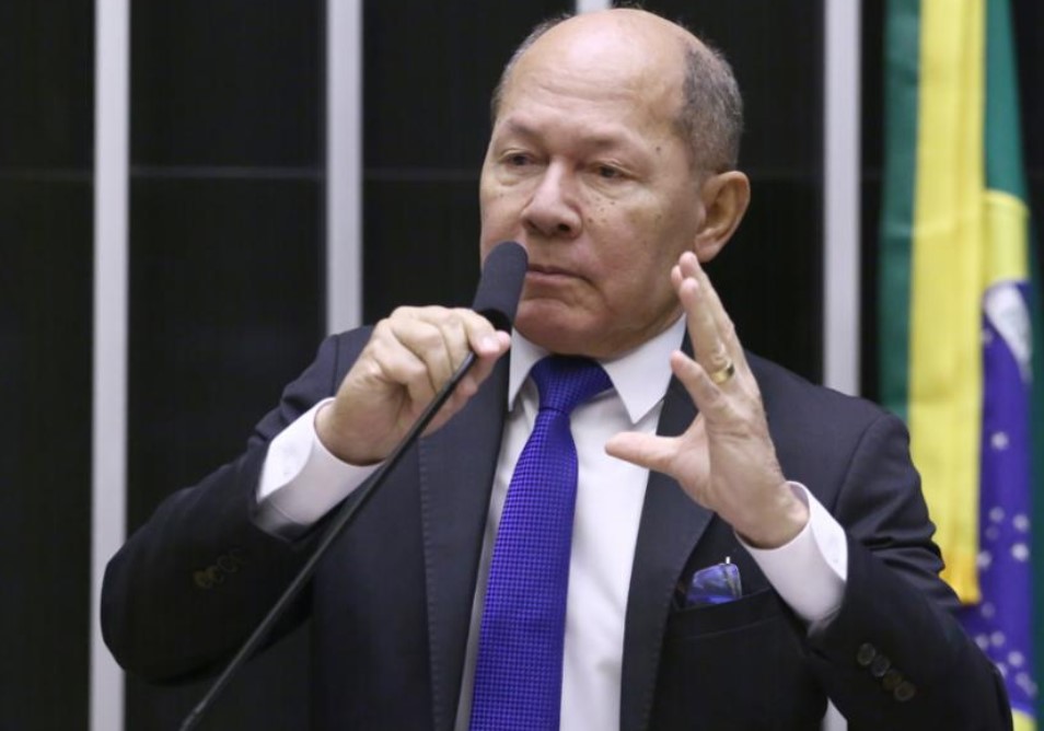 CHRISÓSTOMO: Deputado participa de vigília em frente ao condomínio do ex-presidente Bolsonaro