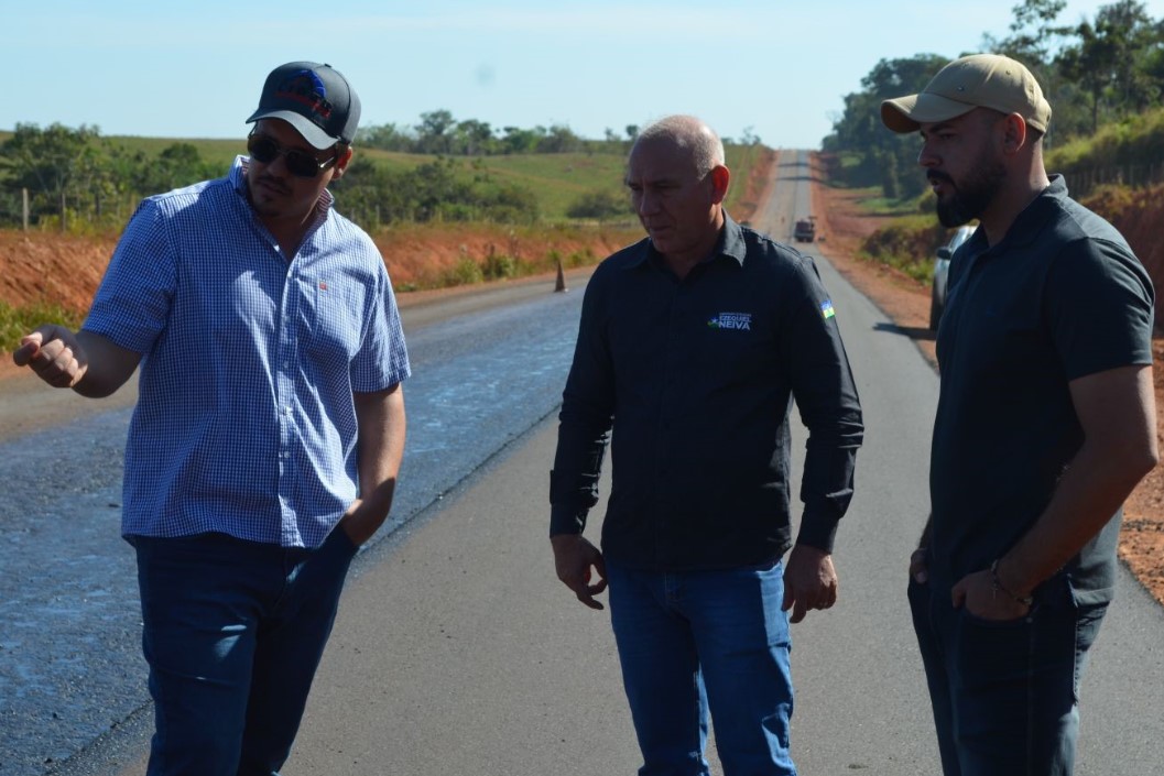 EZEQUIEL NEIVA: Deputado acompanha avanço da pavimentação da Rodovia do Boi