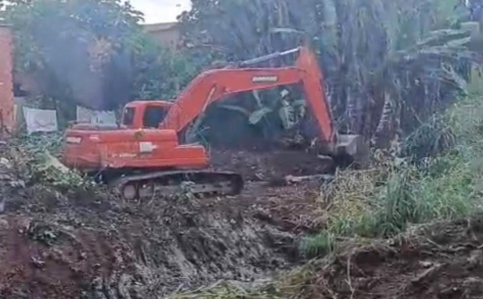 JÚNIOR QUEIROZ: Seinfra atende solicitação e realiza limpeza de canal no bairro Castanheira