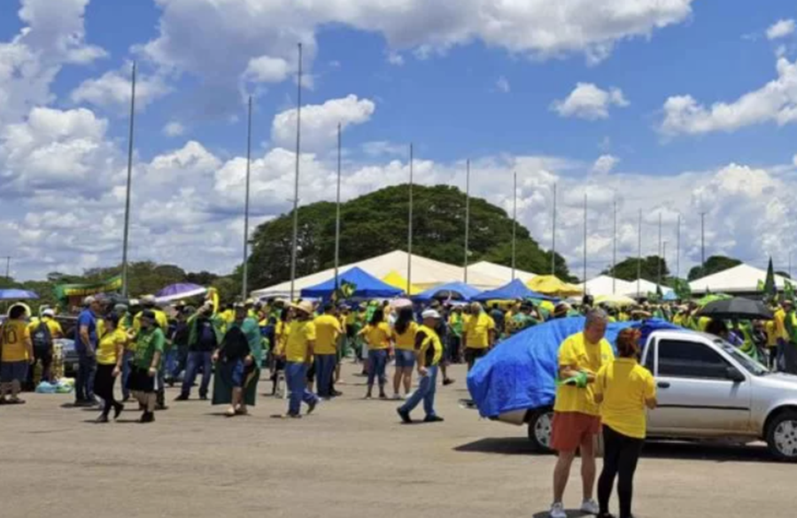 FIM DA BADERNA:  Governo retira barracas de venda em protesto em frente ao QG do Exército