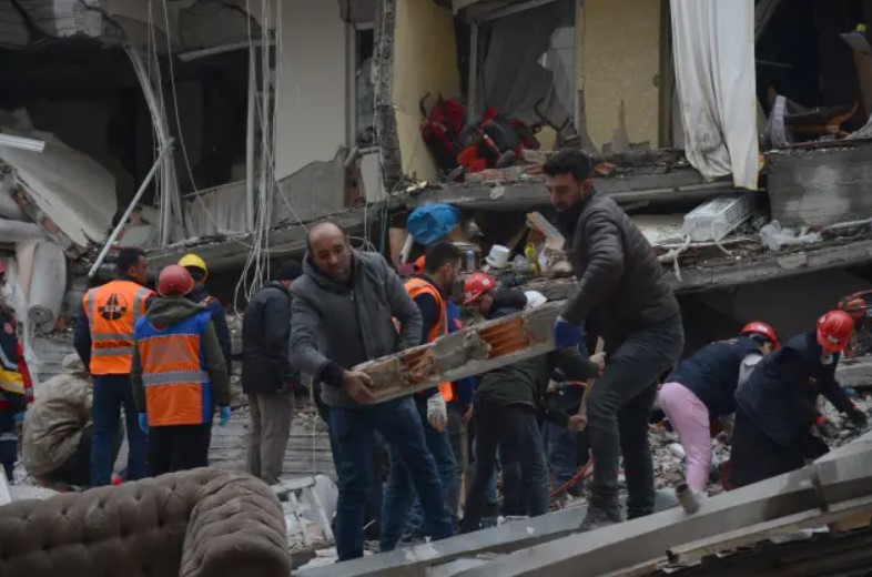 TERREMOTO: Número de mortos na Turquia e na Síria chega a mais de 5 mil
