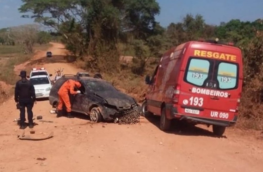 ESPIGÃO DO OESTE: Pai e filho são socorridos após carro capotar na estrada da Figueira
