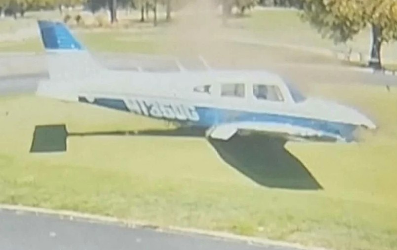 VÍDEO: Avião derrapa em campo de golfe enquanto homem jogava