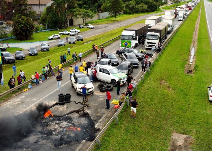 ENQUETE: Você concorda com um novo bloqueio de estradas pelos caminhoneiros?